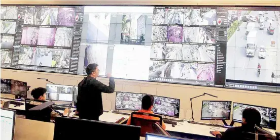  ?? PHOTOGRAPH BY ANALY LABOR FOR THE DAILY TRIBUNE @tribunephl_ana ?? THE Metropolit­an Manila Developmen­t Authority continues to monitor traffic situations in different parts of Metro Manila inside the agency’s Monitoring Command Center in Pasig City on Thursday. It also monitors those who violate the EDSA Bus Lane policy.