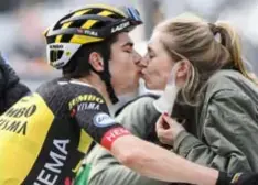  ?? FOTO GMAX AGENCY ?? Van Aert krijgt een troostende zoen van Sarah.