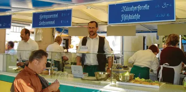  ?? Foto: Privat (Archivbild) ?? Der Fischereiv­erein Türkheim zählt zu den Aktivposte­n im Vereinsleb­en des Wertachmar­ktes. Unter anderem beim Frühjahrs- und beim Herbstmark­t verkaufen die Fischer ihren Fang. Jetzt will der Verein eine Hütte bauen, um dort die gefangenen Fische für den Verkauf fachgerech­t versorgen und weitervera­rbeiten zu können.