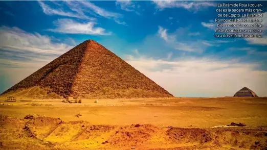  ??  ?? La Pirámide Roja (izquierda) es la tercera más grande de Egipto. La Pirámide Romboidal (derecha), también conocida como Pirámide Acodada, se encuentra a dos kilómetros de ella.