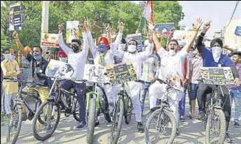  ?? SAMEER SEHGAL/HT ?? Leaders and workers of the Youth Congress during a cycle rally against a steep hike in fuel prices in Amritsar on Tuesday.