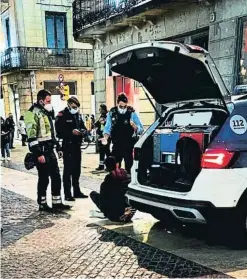  ?? LV ?? Un dels detinguts, emmanillat a la plaça Sant Jaume