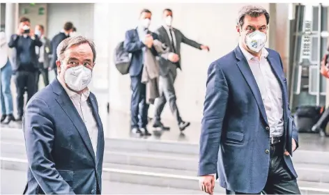  ?? FOTO: MICHAEL KAPPELER/DPA ?? Armin Laschet (links) trifft neben seinem Kontrahent­en Markus Söder zu einer Pressekonf­erenz im Bundestag ein.