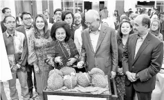  ?? - Bernama photo ?? Najib and Rosmah with Malaysian students residing in the United States enjoying Musang King durian at a dinner in conjunctio­n with his visit to the United States at the Malaysian Embassy on Monday night.The dinner was hosted by Malaysian Ambassador to...