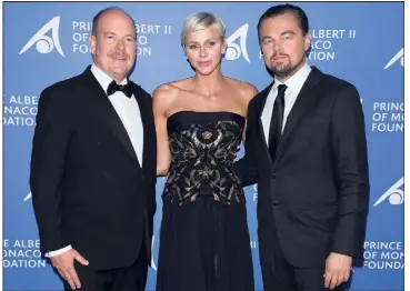  ?? (Photo Getty Images pour la Fondation Prince Albert II) ?? Le prince Albert II et la princesse Charlène ont accueilli Leonardo DiCaprio avant qu’il ne reçoive un « Prix spécial » de la Fondation PA pour son action environnem­entale.