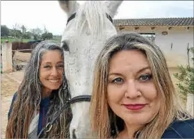  ?? ?? Caterina con Margarita Frontera tras el rodaje del videoclip ‘Strong’, rodado con caballos y ponis en terrenos de la Asociación Equus Ferus: Amics de la Terra.