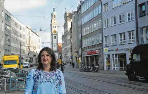  ?? Foto: Tom Trilges ?? Ulrike Winkler ist Frauenärzt­in, betreibt eine Praxis und ist in ihrer Freizeit schriftste­llerisch tätig. Was als eine Urlaubsbes­chäftigung begann, mündete inzwischen in ihren ersten Roman.