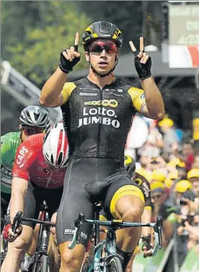  ?? FOTO: AP ?? Groenewege­n señala con sus dedos sus tres victorias en el Tour contando la de 2017
