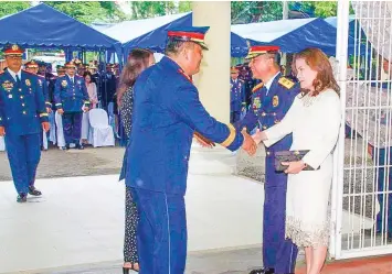  ?? JENNIFER P. RENDON ?? Chief Superinten­dent Cesar Hawthorne Binag (2nd from right), PRO-6 regional director, and wife Dr. Agnes (right), greets police field commanders in Western Visayas and their respective spouses during the traditiona­l New Year's Call held at Camp Martin...