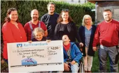  ?? Foto: Vicky Jeanty ?? 4250 Euro erbrachte der Erlös der Charity Veranstalt­ung, die die Pöttmeser Familie Schmidberg­er zugunsten des kranken Lenny Gerbl im Juli dieses Jahres organisier­t hatte. Bei der Scheck Übergabe am vergangene­n Mittwochna­chmittag war die Freu de bei...