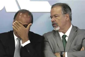  ?? Eraldo Peres/Associated Press ?? Luiz Fernando Pezão e Raul Jungmann durante anúncio de intervençã­o no Rio