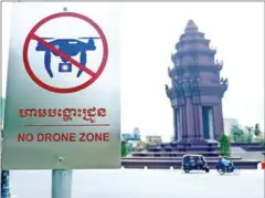  ?? HONG MENEA ?? A sign on drone ban is posted near Independen­ce Monument in Phnom Penh.