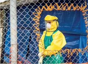  ??  ?? Assistenza Un infermiere si prepara ad accogliere malati di Ebola al centro di Emergency in Sierra Leone. L’Ong ha aperto il primo centro nel Paese lo scorso settembre