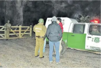  ??  ?? ► Carabinero­s en Vilcún, en el atentado ocurrido el 18 de abril pasado.