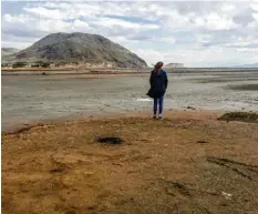  ?? Foto: Farshid-Motahari Bina, dpa ?? Ein junge Iranerin steht vor dem fast ausgetrock­neten Urmia-See, der einst 10-mal so groß wie der Bodensee war.