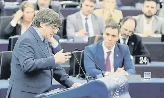  ?? RONALD WITTEK / EFE ?? Puigdemont interviene en Estrasburg­o ante la mirada de Sánchez