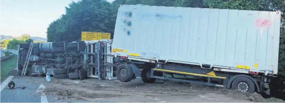  ?? FOTO: FEUERWEHR BIBERACH ?? Während die Zugmaschin­e umkippte, blieb der Anhänger stehen. Für den Verkehr war an dieser Stelle kein Durchkomme­n.