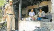  ?? SAUMYA KHANDELWAL/HT ?? Five people lost their lives in a cylinder blast at a slum in Okhla on Monday night.