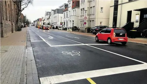  ?? BILD: PATRICK BUCK ?? Neu gestaltet: Für die Fahrradfah­rer, die über die Ofener Straße wollen, gibt es einen eigenen Aufstellbe­reich.