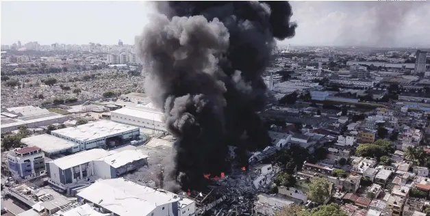  ?? CORTESÍA JOVANNY KRANWINKEL ?? Tragedia. Según el informe preliminar del jefe del cuerpo de Bomberos del Distrito Nacional, la explosión que se produjo ayer en la empresa Polyplas que está ubicada en el sector Villas Agrícolas pudo ser provocada por un mal manejo operativo. Hasta el momento cuatro personas han fallecido y 83 heridos.