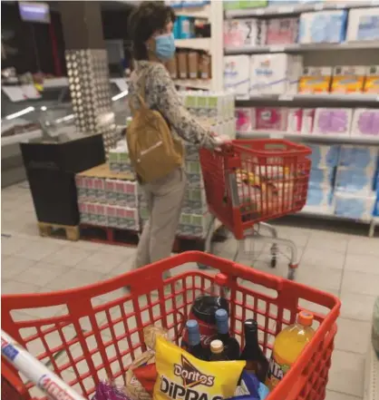  ?? Foto: B. Guerrero ?? La compra del supermerca­do ha delatado hábitos poco saludables durante el confinamie­nto.