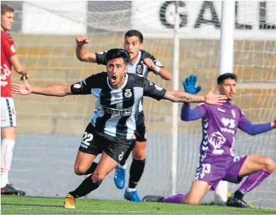  ?? ?? Óscar Arroyo celebra un gol con la Balompédic­a