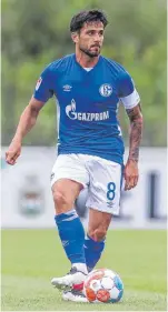  ??  ?? Geballte Tradition: Allein Schalke (Danny Latza, li.), der HSV (Sebastian Schonlau , Mi.) und Werder (Ömer Toprak) bringen es auf 165 Jahre in der Bundesliga.