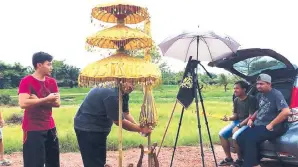  ??  ?? SEKITAR penggambar­an filem pendek Barong, filem berdurasi tujuh minit yang turut berjaya ditayangka­n di Festival Filem Johor Bahru pada penghujung tahun lepas. — Gambar Bernama