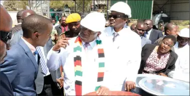  ??  ?? President Mnangagwa stresses a point to one of the workers at Hamara Tomato Processing Plant during commission­ing of the plant in Bulawayo last week. Looking on is Vice-President Kembo Mohadi and Minister of State for Bulawayo Provincial Affairs Cde Judith Ncube