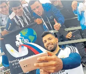  ?? @ARGENTINA ?? Kun y selfie. Agüero les deja un recuerdo imborrable.