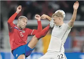  ?? Hussein Sayed Associated Press ?? COSTA RICA’S Francisco Calva, left, and New Zealand’s Ben Weine fight for the ball during the World Cup qualifying playoff match in Al Rayyan, Qatar.