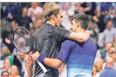  ?? FOTO: AP ?? Nach dreieinhal­b Stunden und fünf Sätzen gewann Novak Djokovic das Halbfinale der US Open gegen Alexander Zverev.