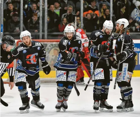  ?? Archivfoto: Thorsten Jordan ?? Zehn Mal durften die Riverkings in Pegnitz jubeln. Nach dem 7:2 über Bad Kissingen am Freitag gab es am Sonntag den nächsten Kantersieg. Unser Foto zeigt (von links): Tyler Wiseman, Dejan Vogl, Andreas Geisberger und Sven Curmann.