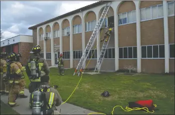  ?? NEWS-SENTINEL PHOTOGRAPH­S BY CHRISTINA CORNEJO ?? Waterloo Morada and Liberty Fire Districts were among those training with the Lodi Fire Department on firefighte­r rescue scenarios at Fire Station 1 in Lodi on Monday.