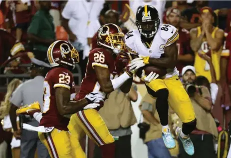  ?? ROB CARR/GETTY IMAGES ?? Pittsburgh wide receiver Antonio Brown scores a second-quarter touchdown against Washington. Ben Roethlisbe­rger threw for 300 yards in a 38-16 win.