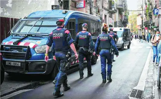  ?? LA RAZÓN ?? Agentes de los Mossos, patrulland­o en una calle del Raval de Barcelona