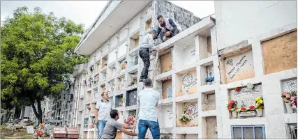  ?? ?? Cúcuta. Los expertos forenses encontraro­n evidencias de los cuerpos que serían víctimas del conflicto.