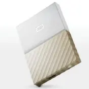  ??  ?? Die Western Digital My Passport Ultra (2017) kommt im eleganten Gehäuse aus Kunststoff und Aluminium. Die schicke Optik jedoch leidet darunter, dass der Metallteil sehr anfällig für Fingerabdr­ücke ist.