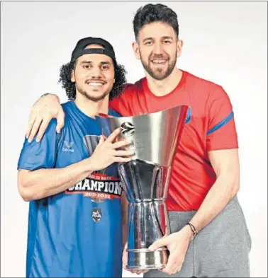  ?? ?? Shane Larkin y Vasilije Micic, la mejor pareja de bases de Europa, celebran el título de la Euroliga.