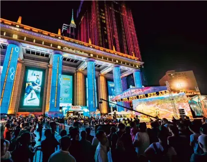  ??  ?? The 2019 Suzhou Creek Culture and Art Festival is opened on September 15 with a show at the Global Harbor shopping mall. This year the festival features more than 200 activities. — Ti Gong