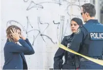  ?? STEVE RUSSELL/TORONTO STAR ?? Police block pedestrian traffic on Yonge St. near Parkview Ave.