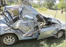  ?? FOTO: EFE ?? El vehículo quedó destrozado tras chocar contra un árbol