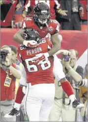  ?? DAVID GOLDMAN / ASSOCIATED PRESS ?? Falcons running back Devonta Freeman, celebratin­g a first-half touchdown run with center Mike Person on Sunday, has scored six TDs in two games after starting the season as a backup.