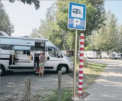  ?? DAVID FITA ?? El actual aparcamien­to, ubicado en la zona del parque Els Estanys, no tiene ni electricid­ad ni vigilancia