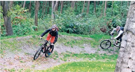  ?? FOTO: DANIELA TOBIAS ?? Sonja Granzow (l.) hat mit ihren Vereinskol­legen von Velo Solingen schon einige Testfahrte­n auf dem Klingentra­il absolviert.