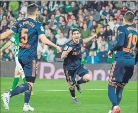  ?? FOTO: EFE ?? Guedes celebra su gol al Betis El Valencia va lanzado hacia los puestos de Champions