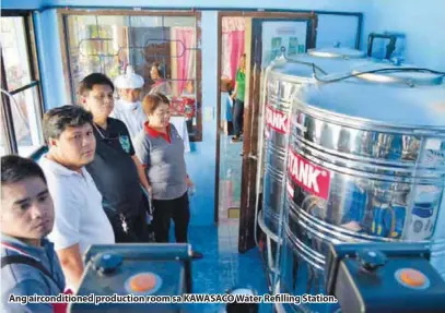  ??  ?? Ang airconditi­oned production room sa KAWASACO Water Refilling Station.