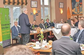  ?? FOTO: WFG ?? Im Caféhaus Niederrhei­n sprach Kranenburg­s Bürgermeis­ter Günter Steins beim Unternehme­rfrühstück auch über die wirtschaft­liche Situation in der Grenzgemei­nde.