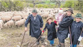  ?? FOTO:OSTALBKREI­S ?? Schäfer Thomas Kitzinger (links) mit seiner Familie.