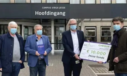  ??  ?? (Roel Cleenders (voorzitter Raad van bestuur Jessa), Armand Schreurs, dr. Yves Breysem (algemeen directeur Jessa) en Stijn Leën (voorzitter Hasseltse Ondernemer­sgroep).